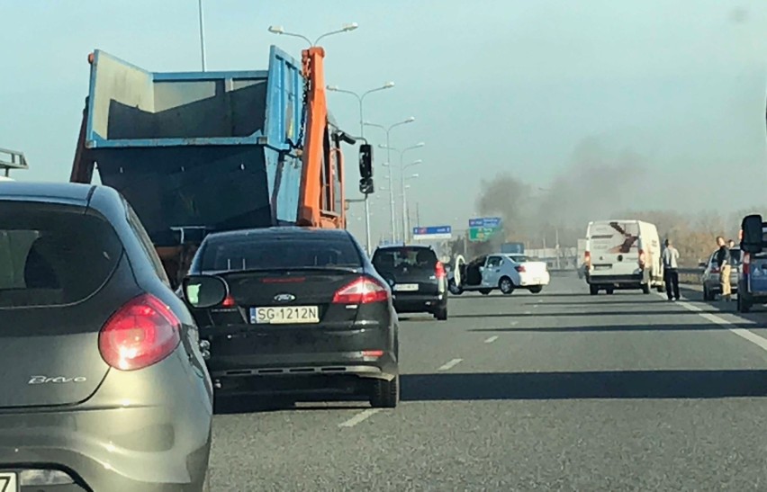 Pożar samochodu na autostradzie A1 powoduje ogromne korki na...