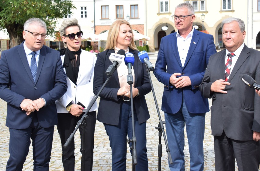 Europosłanka Elżbieta Łukacijewska na konferencjach prasowych w Krośnie, Jaśle i Sanoku przedstawiła kandydatów KO [ZDJĘCIA]