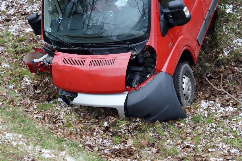 Fiat ducato uderzył w drzewo. Z auta wypadł silnik. Kolizja...