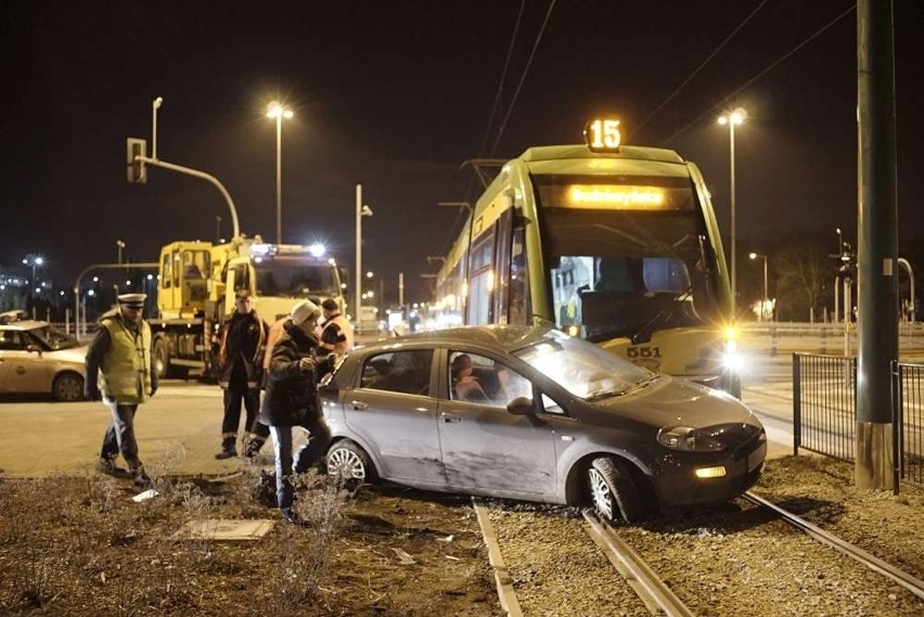 Zderzenie samochodu z tramwajem na Grunwaldzkiej