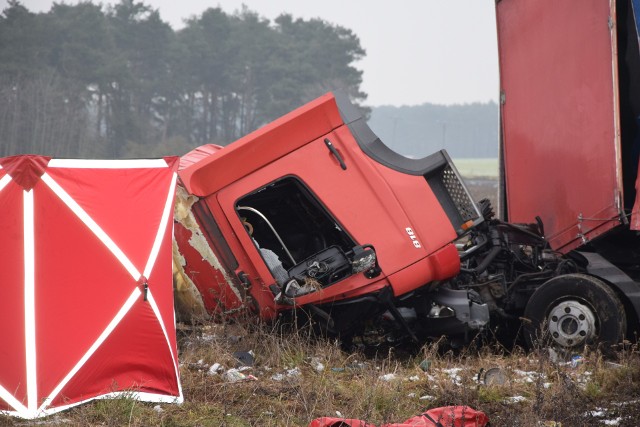 Kiedy przybyli strażacy Mikołaj leżał obok kabiny.