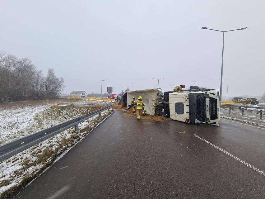 Tołcze. Wypadek na DW 678 na trasie Białystok - Łapy. Ciężarówka wpadła w poślizg i wywróciła się [ZDJĘCIA]