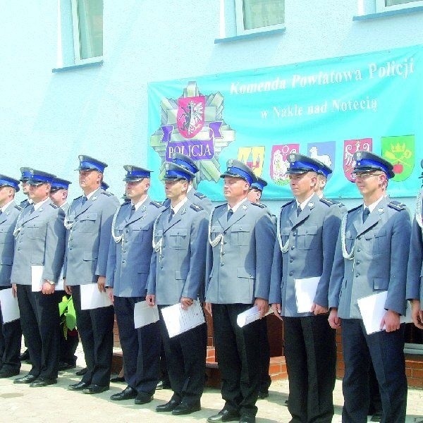 Z okazji  powiatowego Święta Policji kilkudziesięciu  funkcjonariuszy z powiatu nakielskiego otrzymało  odznaczenia oraz awanse na wyższy stopień służbowy.