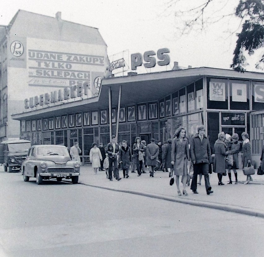 Supermarket PSS przy ul. Starzyńskiego pod koniec 1972 roku,...