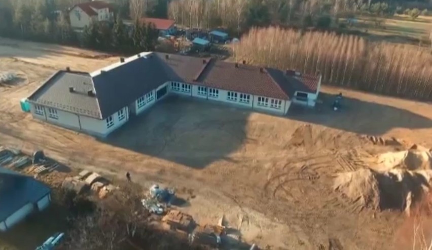 Zbliża się koniec budowy nowej szkoły w Kopaninach. Zobacz jak wygląda z lotu ptaka [WIDEO Z DRONA, ZDJĘCIA]