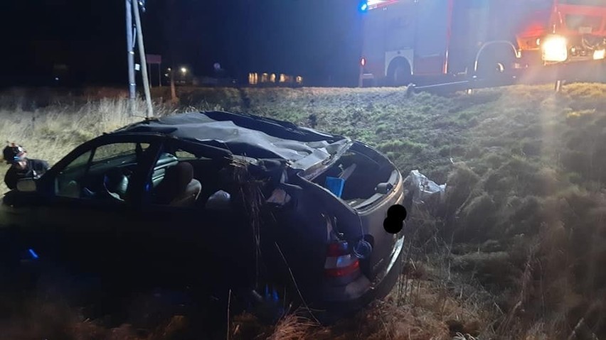 Samochód wypadł z drogi w Grzywnie koło Chełmży