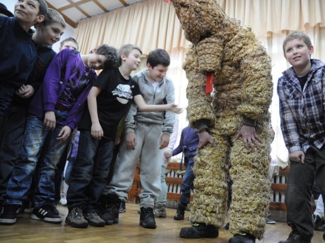 Orszak z Muzeum Wsi Opolskiej zawitał dziś do opolskich szkół.