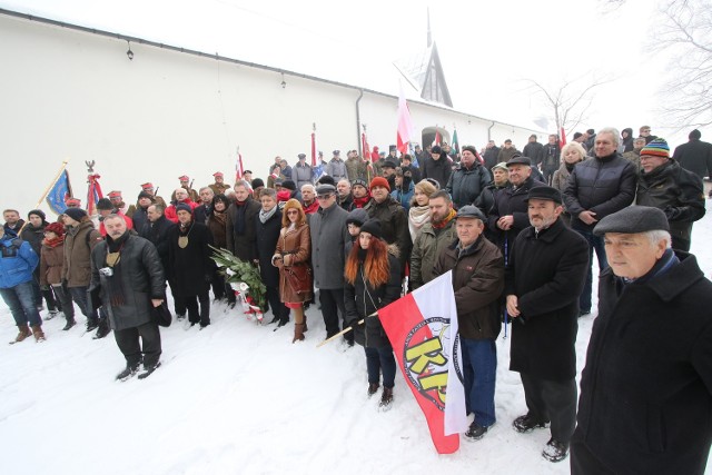 W uroczystościach wzięły udział władze, radni, służby mundurowe, mieszkańcy, wszyscy chcieli upamiętnić powstanie.