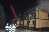 Wielki pożar na terenie ośrodka wypoczynkowego w Tuszynie. Ogień trawił pawilony [zdjęcia]