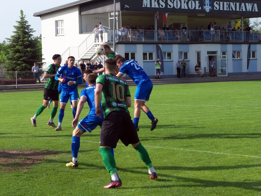 Stal Stalowa Wola (zielono-czarne) stroje wygrała w...