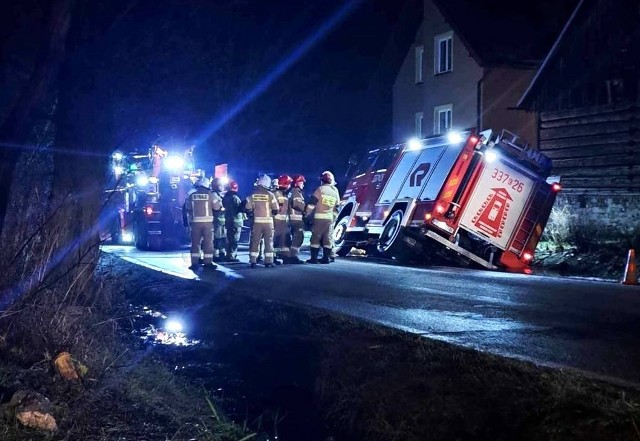Wypadek samochodu strażackiego w Przegini Duchownej, który jechał na pomoc do innego wypadku w Kamieniu