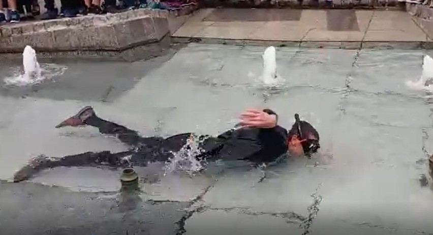 Burmistrz Mikołowa w garniturze zanurkował w fontannie na...