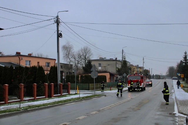 Strażacy z jednego zastępu OSP w Książkach oddymiali 7 lutego dom w Książkach w powiecie wąbrzeskim