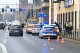 Wypadek w centrum Wrocławia. Młody kierowca wjechał w słupki pod galerią handlową [ZDJĘCIA]