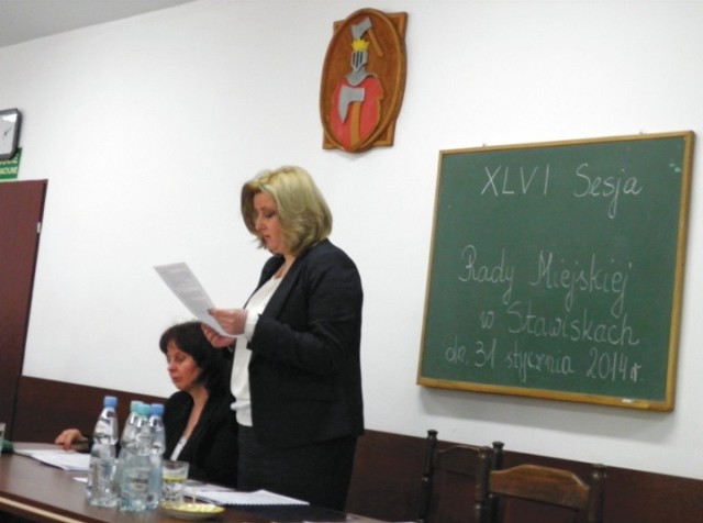 Na piątkowej sesji burmistrza zastępowała Agnieszka Rutkowska (na zdjęciu stoi), sekretarz Urzędu Miasta Stawiski. Usprawiedliwiła też jego nieobecność.