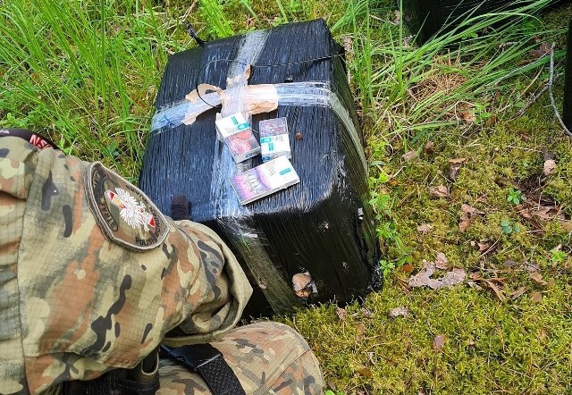 W siedmiu paczkach znalezionych 2 km od linii polsko-białoruskiej granicy było ponad 98 tys. sztuk nielegalnych papierosów wartych około 72 tys. zł.