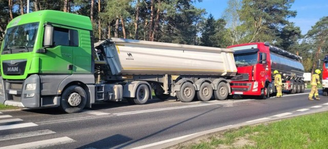 Wypadek samochodów ciężarowych na drodze wojewódzkiej nr 12.