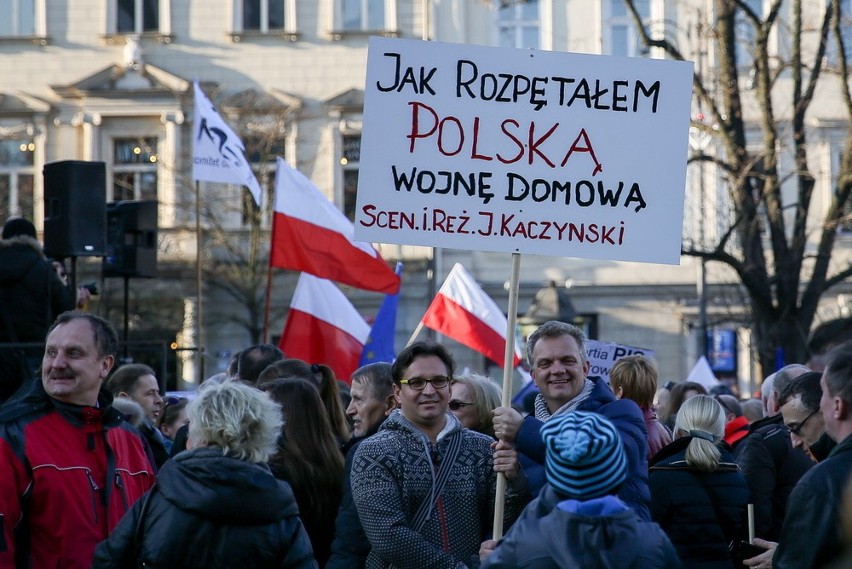 Kraków. Obrońcy demokracji wyszli na Rynek [ZDJĘCIA, WIDEO]