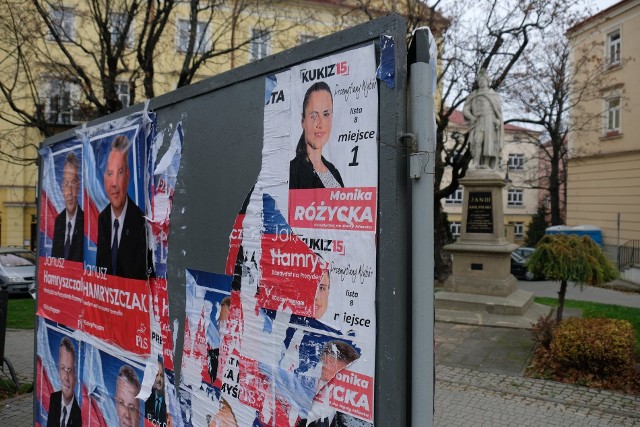 Kurz po wyborczej burzy już powoli opada. W Przemyślu czas jakby się jednak zatrzymał. W ścisłym centrum miasta nadal zobaczyć można mnóstwo banerów z wizerunkiem kandydatów na prezydenta lub do rady miejskiej.Czytaj też: Wyniki II tury wyborów na prezydenta Przemyśla z wszystkich obwodowych komisji wyborczych [GALERIA]Zobacz także: Wojciech Bakun nowym prezydentem Przemyśla. Szał radości w jego sztabie wyborczym