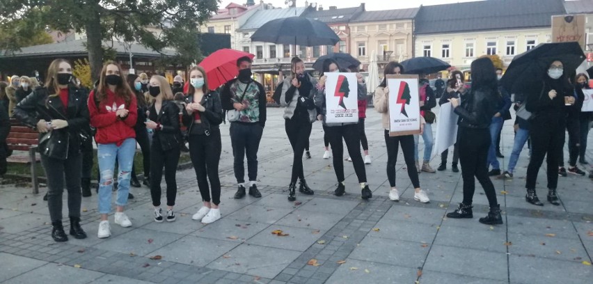 Strajk Kobiet w Nowym Targu. Na Rynku protestowało ok. 1000 osób 