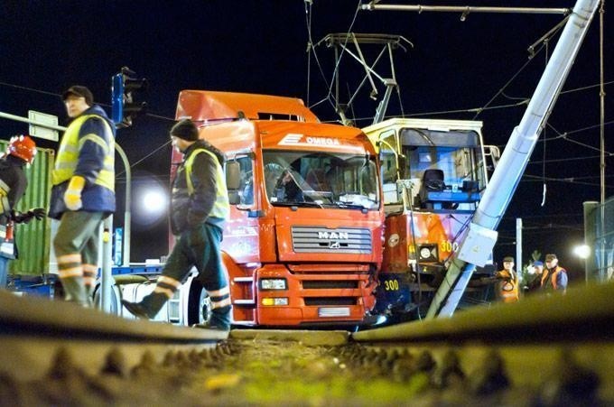 Bydgoszcz. Zderzenie tramwaju i TIRa