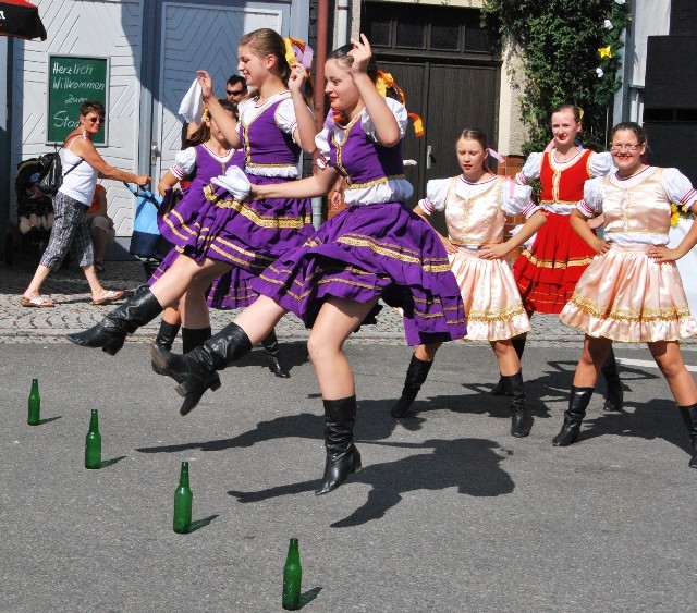 Dziewczyny z jarosławskiego zespołu tańczą ludowy taniec słowacki na ulicach Dingelstädt.