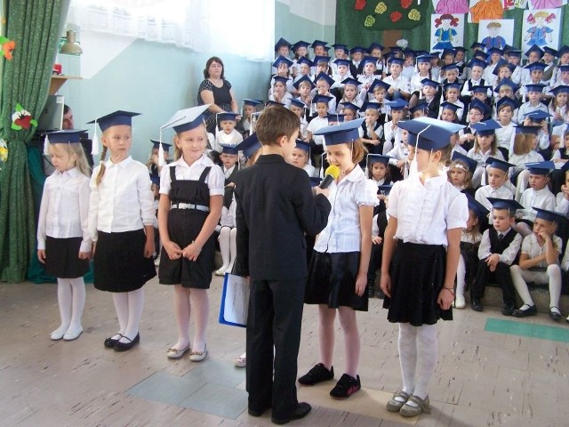 Rok 2010. Uroczystość pasowania pierwszoklasistów na uczniów Publicznej Szkoły Podstawowej nr 6 w Świebodzinie