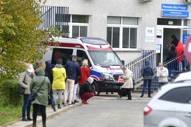 Dantejskie sceny mają miejsce przed punktem poboru testów na obecność koronawirusa w Mazowieckim Szpitalu Specjalistycznym w Radomiu. Codziennie mnóstwo ludzi stoi w gigantycznej kolejce, aby pobrano im wymaz pod kątem badania na  na obecność SARS-CoV-2. Wielu stoi po kilka godzin. Lekarze alarmują ,że to wyjątkowo niebezpieczna sytuacja. W ostatnich dniach średnio około połowy  wyników pobranych w tym punkcie jest pozytywnych. To oznacza, że nawet jeśli ktoś przyjdzie do tej kolejki zdrowy, po jej opuszczeniu może być już zakażony. Niestety w Radomiu jest tylko jeden taki punkt, tak zdecydował wojewoda mazowiecki. Nerwy osób, które przychodzą na wymaz są czasem nie do opisania. Na kolejnych slajdach zobaczcie jak w środę 21 października wygląda rzeczywistość przy punkcie pobrań w Radomiu