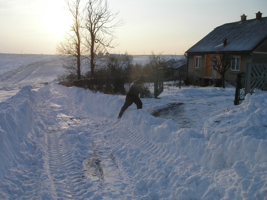 Wątpliwości z odśnieżaniem dróg i chodników w gminie Jerzmanowice-Przeginia