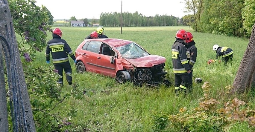 Wypadek w Krzywanicach. Jechał za szybko, uderzył w słup [ZDJĘCIA]