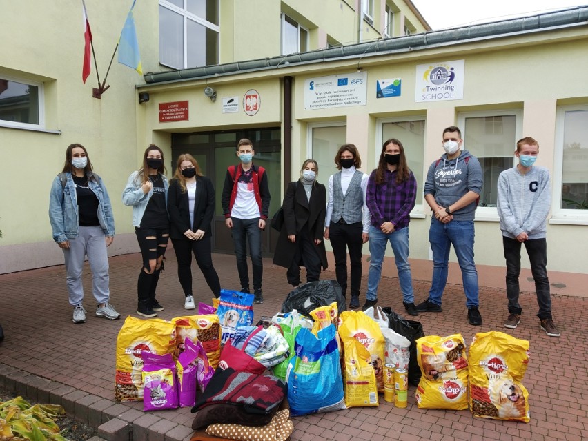 Uczniowie Liceum Ogólnoksztalcącego imienia Kopernika w Tarnobrzegu zorganizowali zbiórkę na rzecz schroniska dla zwierząt. Akcja się udała!