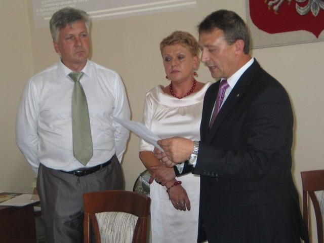 (od lewej) Nowi &#8211; starzy radni Rady Powiatu Tarnobrzeskiego Jarosław Mączka i Anna Burdzel składają uroczyste ślubowanie, które przyjmuje Dariusz Bukowski, przewodniczący Rady Powiatu Tarnobrzeskiego.