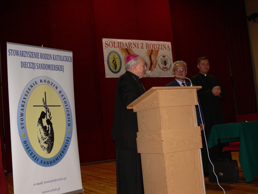 Głos zabrał także biskup senior diecezji sandomierskiej...