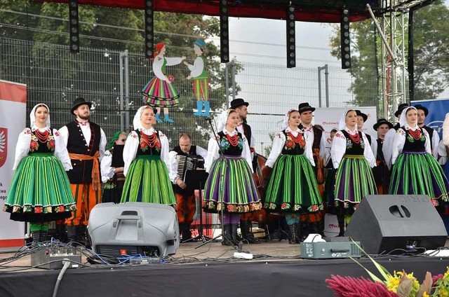 Podczas dożynek w Gniewoszowie na scenie wystąpiły liczne zespoły ludowe.