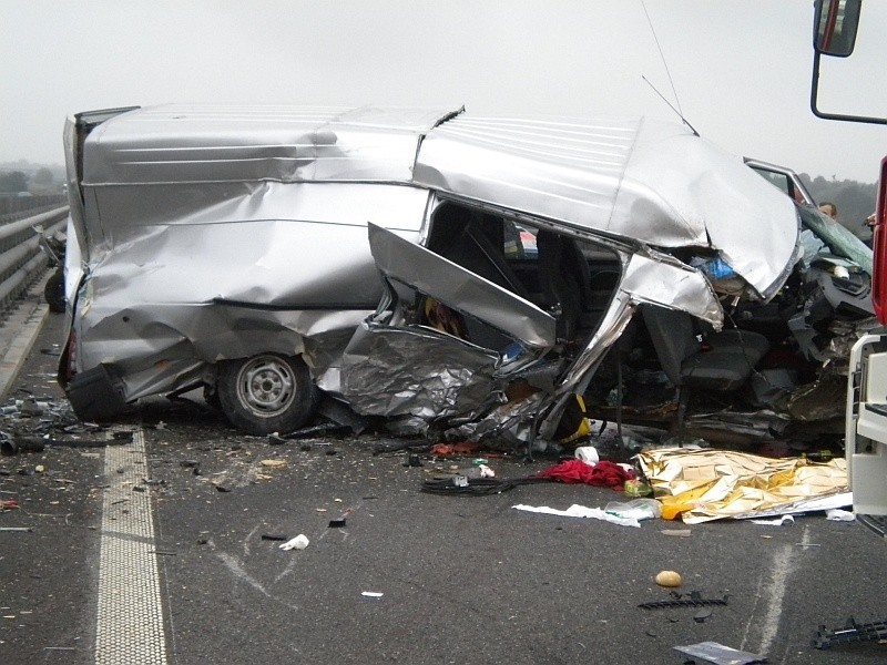 Autostrada A4. Wypadek pod Krapkowicami. Na pasie w kierunku...