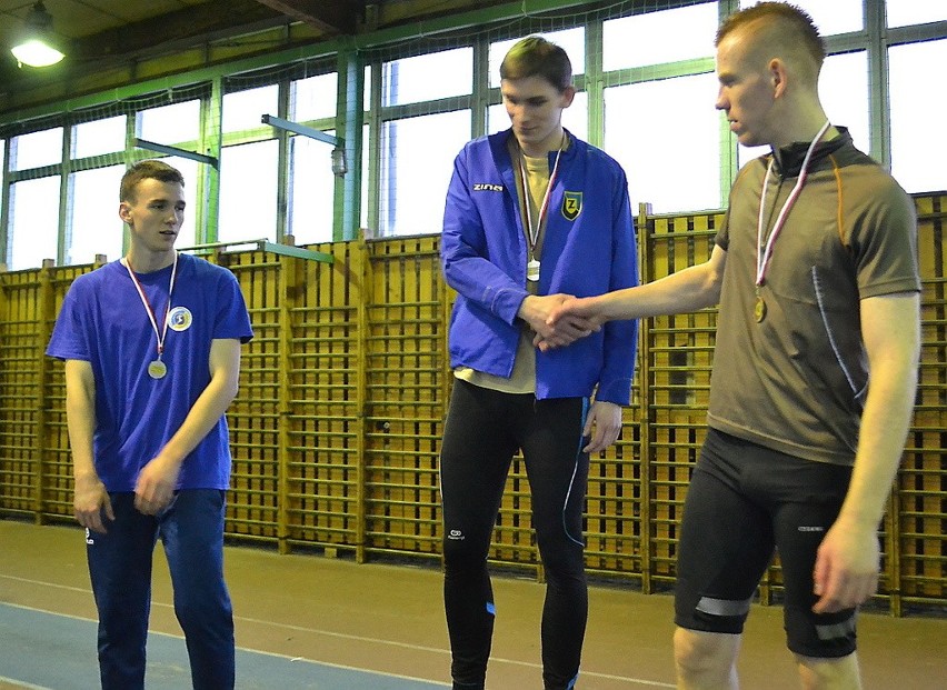 Zwycięzcy biegu na 200 m. 1. miejsce  i złoto - Jakub...
