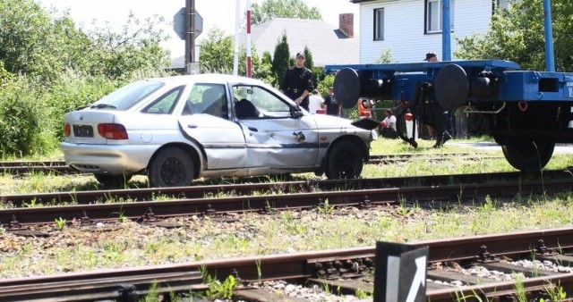 Ford escort po uderzeniu drezyny był wleczony a potem został odrzucony na bok