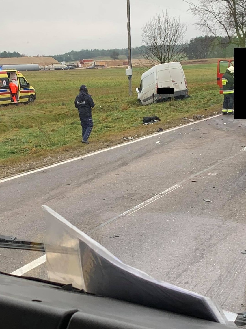 Wypadek w Sulęcinie-Kolonii 9.11.2021. Na DW 677 zderzyły się trzy samochody. Zdjęcia