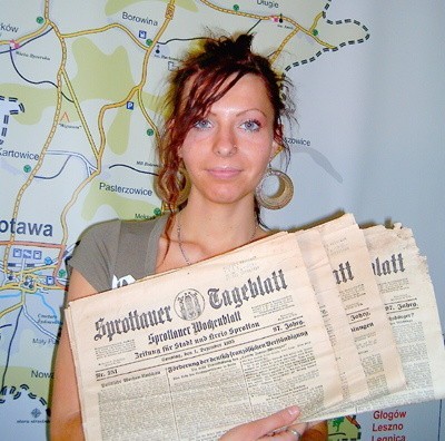Krzysztofa Danielkowska z miejskiego muzeum prezentuje gazety szprotawskie z 1935 roku.