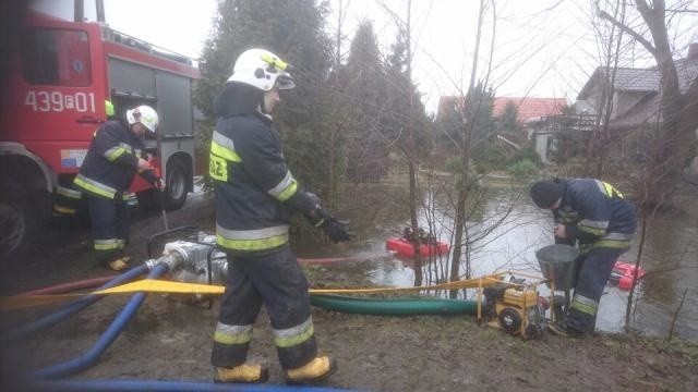 Strażacy OSP ze Sławy w czwartek ok. godz. 13 jeszcze wypompowywali wodę z nocnej ulewy.
