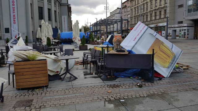 Tysiące ludzi bez prądu, połamane drzewa, zniszczone auta. Prawie 300 interwencji strażaków oraz ponad 23 tysiące odbiorców bez prądu - to bilans silnego wiatru w województwie śląskim, który miejscami mógł osiągać prędkość nawet 115 kilometrów na godzinę.