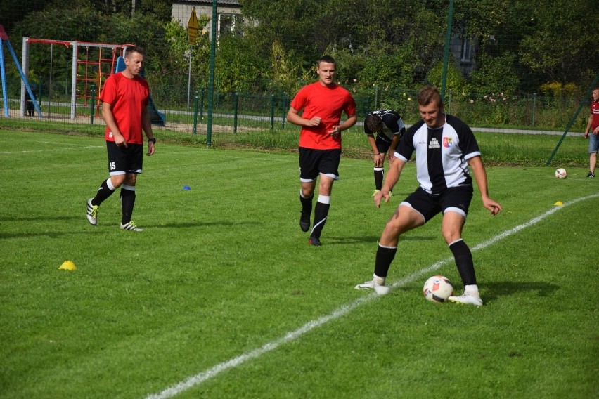 Piłka nożna. Niedzielne derby powiatu dla Postępu Łaziska. Zobaczcie zdjęcia!