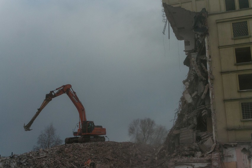 Kraków. Ruszyło wyburzanie budynku Elbudu. To tam działała kiedyś kultowa giełda komputerowa [ZDJĘCIA]