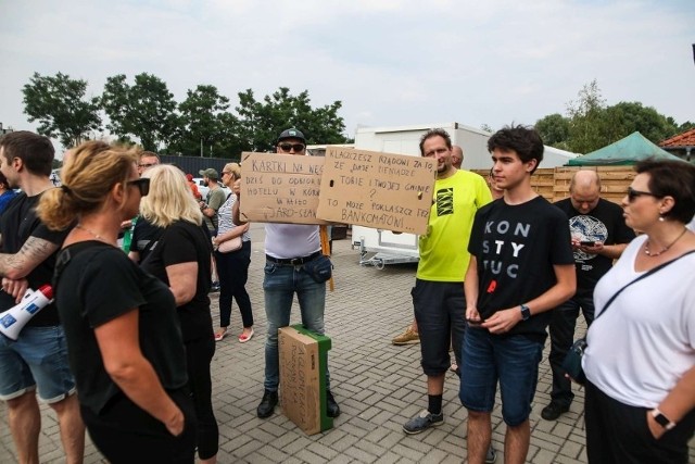 Agresja słowna i fizyczna, wulgarne wyzwiska, zaczepki, pogróżki. Tak zachowano się wobec uczestników spotkania z Jarosławem Kaczyńskim.