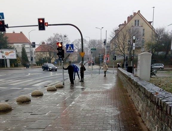 Gołoledź w Szczecinie i regionie. Ślisko na drogach i chodnikach. Trudny poranek dla kierowców i pieszych