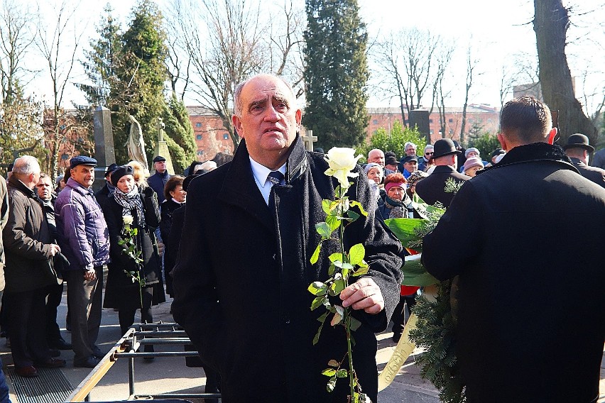 Pogrzeb Cezarego Mocka, bohatera "Sanatorium miłości". Jacek Kurski na pogrzebie. Tłumy towarzyszyły łodzianinowi w jego ostatniej drodze