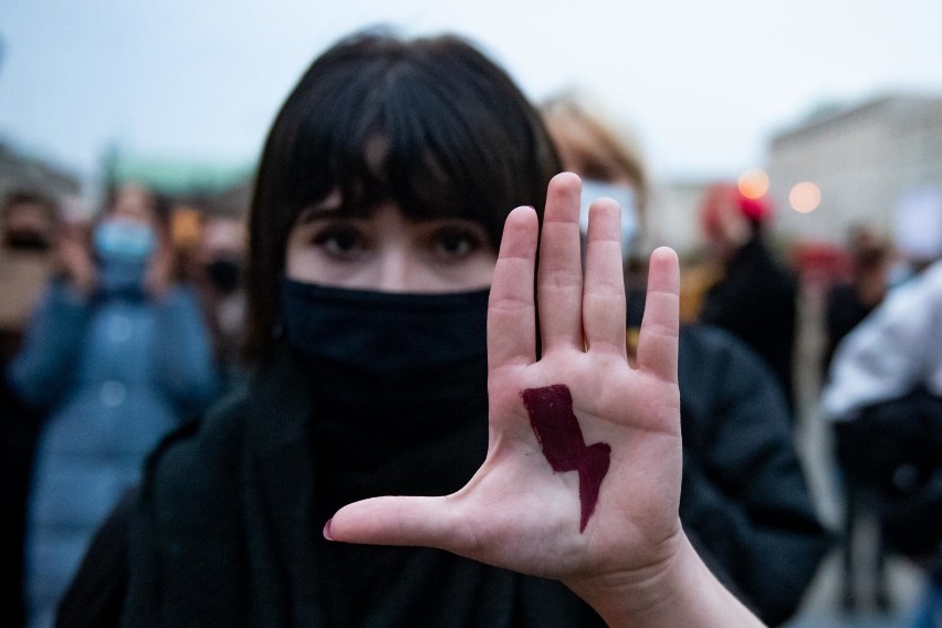 Protestujący wybierają na marsze i blokady czarne maseczki