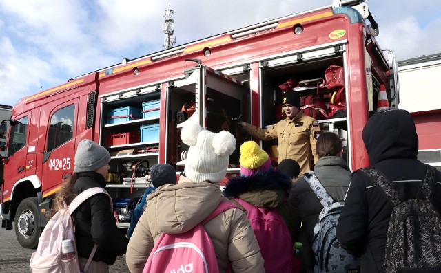 Strażaków  z Jednostki Ratowniczo-Gaśniczej nr 2 na osiedlu Rządz odwiedziły dziś (wtorek, 13 lutego) pierwsze grupy  dzieci.