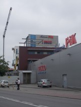 Tesco w Mikołowie nieczynne. Stalowe przęsło spadło i przebiło dach [ZDJĘCIA]