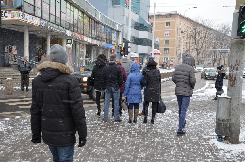 Wrocław sparaliżowany. Ślisko na ulicach. Kierowcy utknęli w ogromnych korkach (ZDJĘCIA)